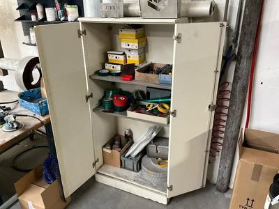 Overview picture of workshop equipment